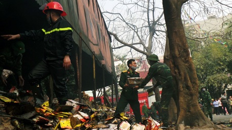 Hàng hóa và các đồ dễ cháy được sơ tán ra ngoài, tránh lửa bùng phát trở lại.