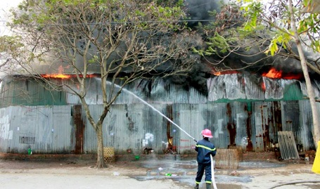 Cảnh “vật lộn” với khói lửa trong đám cháy kho hàng ở Hà Nội - 1 Lửa ngùn ngụt nung kho hàng.