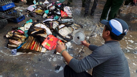 Cố cứu những sổ sách, chứng từ cháy dở.