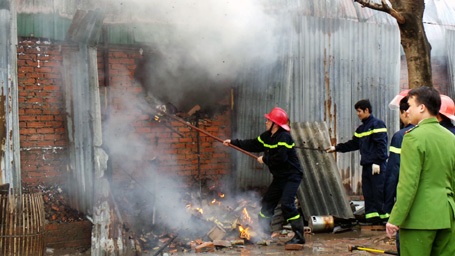 Khói và lửa vẫn bốc mạnh mặc cho sự nỗ lực của các chiến sỹ cứu hỏa.