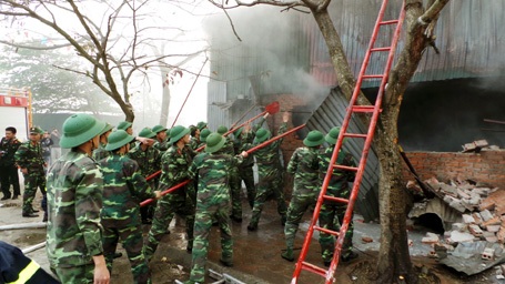 Hàng trăm chiến sỹ bộ đội được điều động đến cùng với lực lượng PCCC Bộ Tư lệnh Thủ đô.