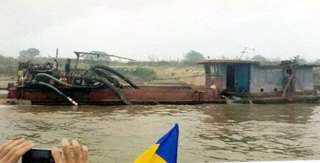Bắt quả tang tàu hút trộm cát gần cầu Nhật Tân - 1 Chiếc tàu hút trộm cát bị bắt quả tang. (Ảnh: CQĐT cung cấp)