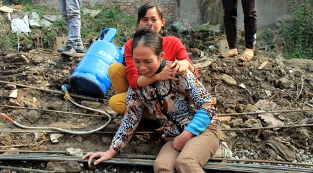 Chị Tuyết (áo hoa), lăn lộn, gào khóc khi chưa tìm thấy tung tích con gái.