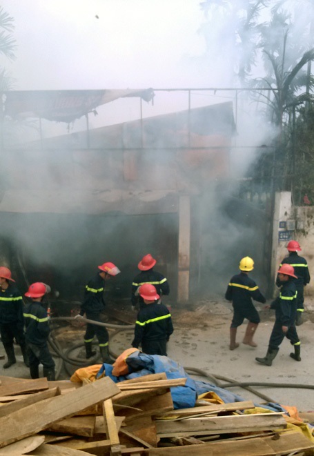 Hà Nội: Hỏa hoạn thiêu rụi xưởng mộc sát bờ đê - 2 Vụ hỏa hoạn xảy ra tại xưởng gỗ sát chân đê.
