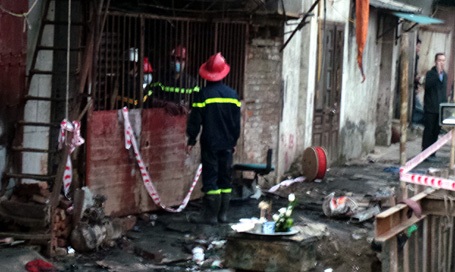 Người nhà nạn nhân lập bàn thờ khi phát hiện thi thể Huế trong căn nhà.