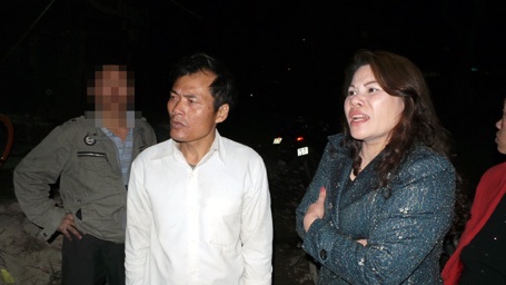 Anh Độ thẫn thờ sau khi chứng kiến thi thể con gái mình không còn nguyên vẹn.