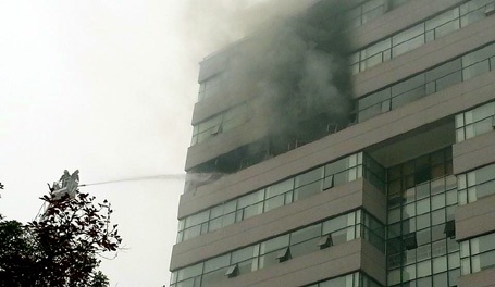 Cháy lớn tại giảng đường Đại học Ngoại thương Hà Nội - 2 Lực lượng cứu hỏa dùng xe thang ứng cứu.