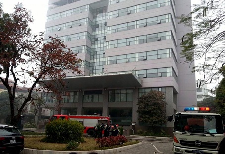 Cháy lớn tại giảng đường Đại học Ngoại thương Hà Nội - 4 Lực lượng cứu hỏa dùng xe thang ứng cứu.