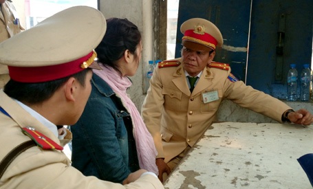 Người phụ nữ mang bầu lên cầu Chương Dương tự tử - 1 Thượng tá Đoàn cùng đồng đội khuyên nhủ cô gái có ý định nhảy cầu tự tử.