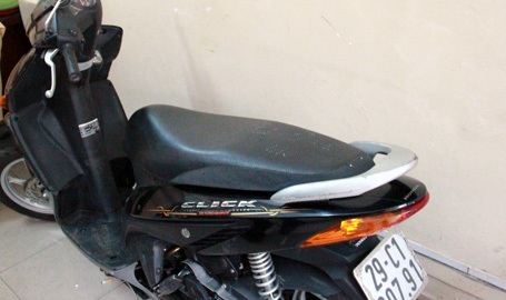 Hà Nội: Vừa “cuỗm” chiếc iPhone, bị CSGT tóm gọn - 2 Chiếc xe đối tượng Sơn sử dụng đi gây án.