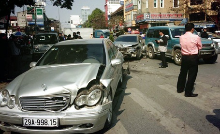 Hà Nội: 5 xế hộp “cắn đuôi” nhau trên phố - 3 Chiếc xe Mercedes bị hư hỏng nặng phần đầu và đuôi.