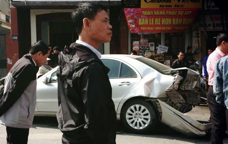 Hà Nội: 5 xế hộp “cắn đuôi” nhau trên phố - 4 Chiếc xe Mercedes bị hư hỏng nặng phần đầu và đuôi.