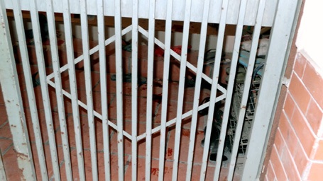 Những vết máu tại thềm nhà ông Độ.