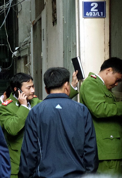 Nghi can sát hại đôi vợ chồng già rồi tự sát là quân nhân - 2 Cảnh sát tổ chức khám nghiệm hiện trường vụ án.
