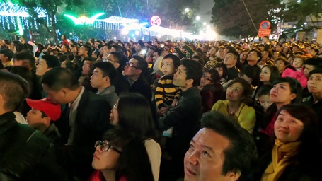 Ngàn đôi mắt hướng lên bầu trời.