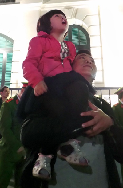 Ngàn đôi mắt hướng lên bầu trời.