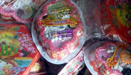 Hà Nội: Gần 2.000 hộp mứt “dỏm” bị thu giữ - 2 Mứt tết nhái các nhãn hiệu nổi tiếng.