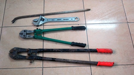 Dụng cụ gây án của các đối tượng.