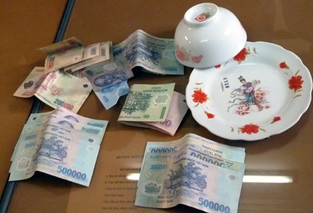 Tang vật cảnh sát thu giữ trên chiếu bạc.