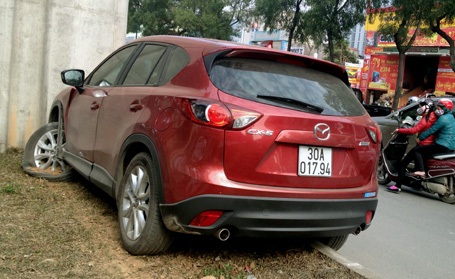 Chiếc xế hộp chễm chệ trên dải phân cách sau khi tông xe máy.