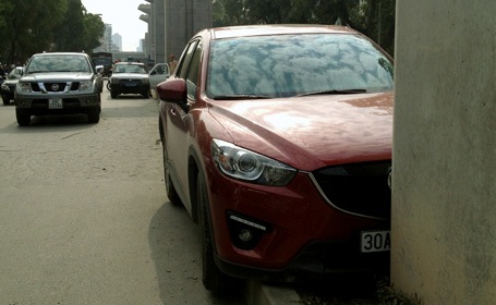 Phần đầu xe suýt đâm vào trụ đường sắt trên cao.