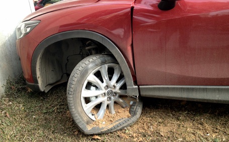 Bánh trước bên trái ô tô biến dạng.