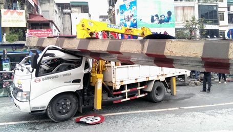 Hà Nội: Xe cẩu “nhổ” tung cổng thép trên cầu vượt - 6 Xe ô tô bị đè bẹp dúm.