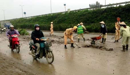 Các chiến sỹ CSGT đóng vai công nhân môi trường.