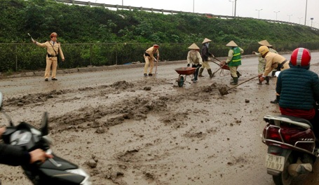 Một chiến sỹ được cắt cử để phân luồng, các chiến sỹ khác tiến hành làm sạch đường phố.