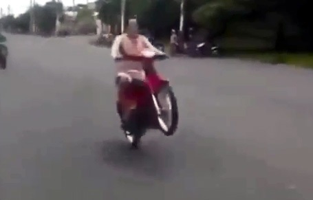 Trổ tài “bốc đầu” xe máy, nam thanh niên ngã lộn 7 vòng - 1 Nam thanh niên đi xe Wave đỏ liên tục khoe tài bốc đầu xe máy.