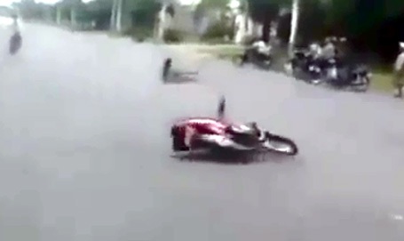 Trổ tài “bốc đầu” xe máy, nam thanh niên ngã lộn 7 vòng - 2 Ngã lộn cổ khi đang trổ tài.