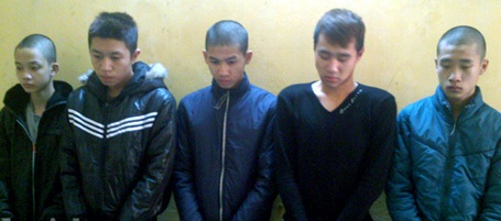Hà Nội: Nhóm cướp tuổi “teen” chuyên “săn” các đôi tình nhân - 1 Nhóm cướp tuổi teen bị bắt giữ.