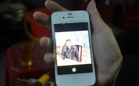 Chiếc iPhone 4S của chị Hoa bị tên móc túi ném xuống đường, làm vỡ màn hình.