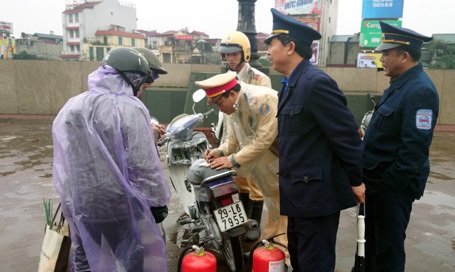 Hà Nội: Xe máy bốc cháy dưới trời mưa - 1 Tổ công tác bàn giao tài sản cho nạn nhân.