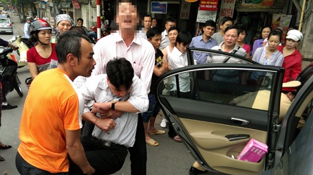 Hà Nội: Tông cột điện, tài xế tiếp tục ngủ ngon lành trong xe - 3 Hai tiếng đồng hồ sau, tài xế vẫn ngon giấc.