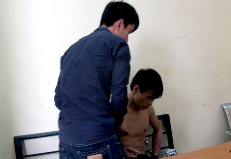 Hà Nội: “Hành trình” tự tử của nam thanh niên “ngáo đá” - 1 Ngô Văn Nghĩa (cởi trần) khi mới được vớt lên từ sông Hồng.