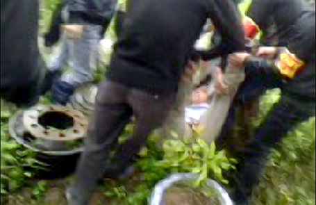 Giám đốc nhà máy gạch bị khiêng ném ra ngoài ngày 12/3/2014.