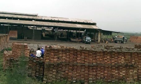 Các đối tượng chiếm nhà máy bán tháo gạch ra ngoài.