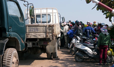 Các đối tượng lạ mặt bao vây nhà máy cuối năm 2013.