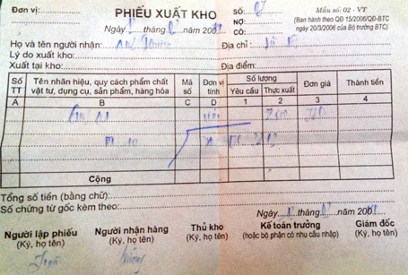 Một số phiếu thu, phiếu xuất kho của nhà máy trong những ngày bị đánh chiếm.