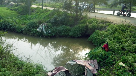 Hà Nội: Điều tra vụ xác 2 thai nhi bị bỏ giữa đồng - 1 Nơi phát hiện xác thai nhi bé trai.