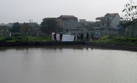 Hà Nội: Điều tra vụ xác 2 thai nhi bị bỏ giữa đồng - 2 Cơ quan chức năng khai quật, khám nghiệm xác 2 thai nhi.