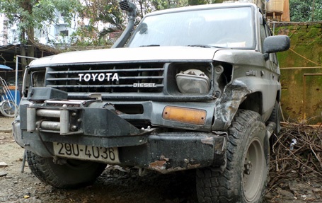 Hà Nội: Nữ sinh bị xế hộp Land Cruiser tông nguy kịch - 3 Phần đầu xe bị hư hỏng sau vụ tai nạn.