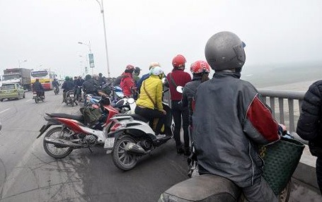 Xác nam thanh niên xăm trổ nổi trên sông Hồng - 2 Nhiều người đi đường dừng lại trên cầu Vĩnh Tuy chứng kiến vụ việc.