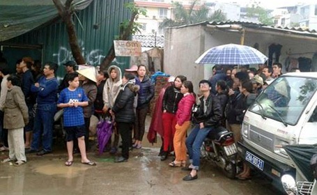 Hà Nội: Bắt 1 đối tượng liên quan vụ xác chết trong phòng trọ - 1 Người dân tụ tập quanh hiện trường phát hiện xác nạn nhân.