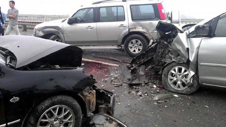 Hà Nội: 3 xế hộp tông nhau trên cầu Thăng Long - 1 Hiện trường vụ tai nạn.