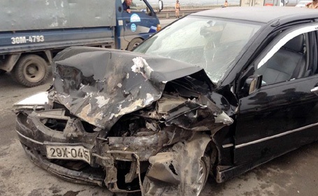 Hà Nội: 3 xế hộp tông nhau trên cầu Thăng Long - 3 Đầu 2 chiếc xe Lancer và Innova nát bét.