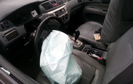 Hà Nội: 3 xế hộp tông nhau trên cầu Thăng Long - 4 Túi khí bung ra.