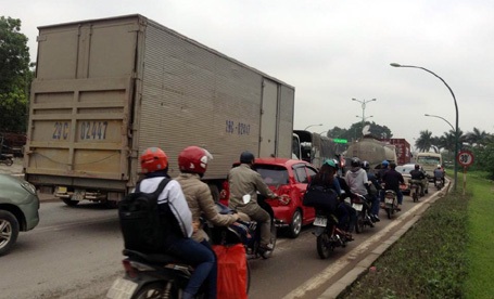 Hà Nội: 3 xế hộp tông nhau trên cầu Thăng Long - 5 Ùn tắc kéo dài từ đường dẫn lên cầu Thăng Long.