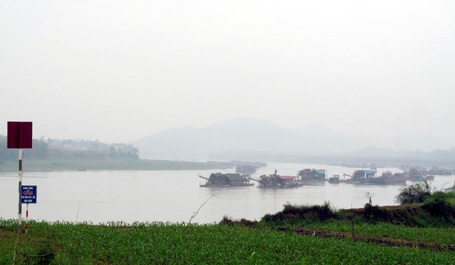 Tàu hút cát nhan nhản ngay trên khu vực được cắm biển cấm hút cát.